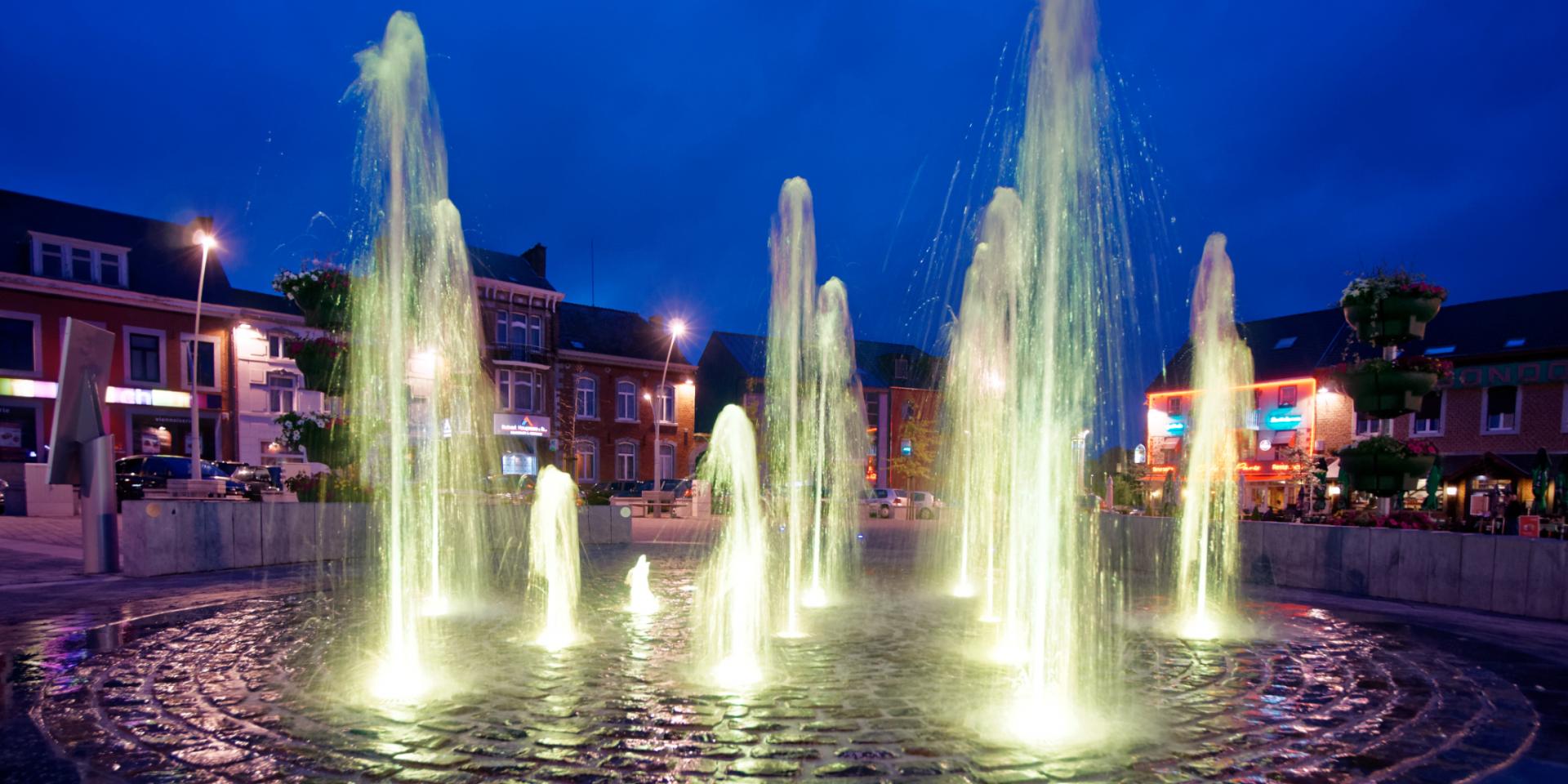 Fontaine de la grand place de Hannut la nuit