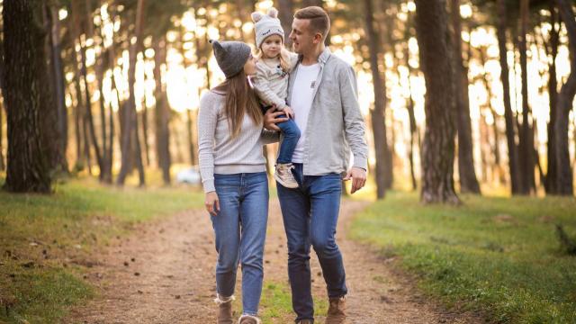 Promenade en famille dans les bois