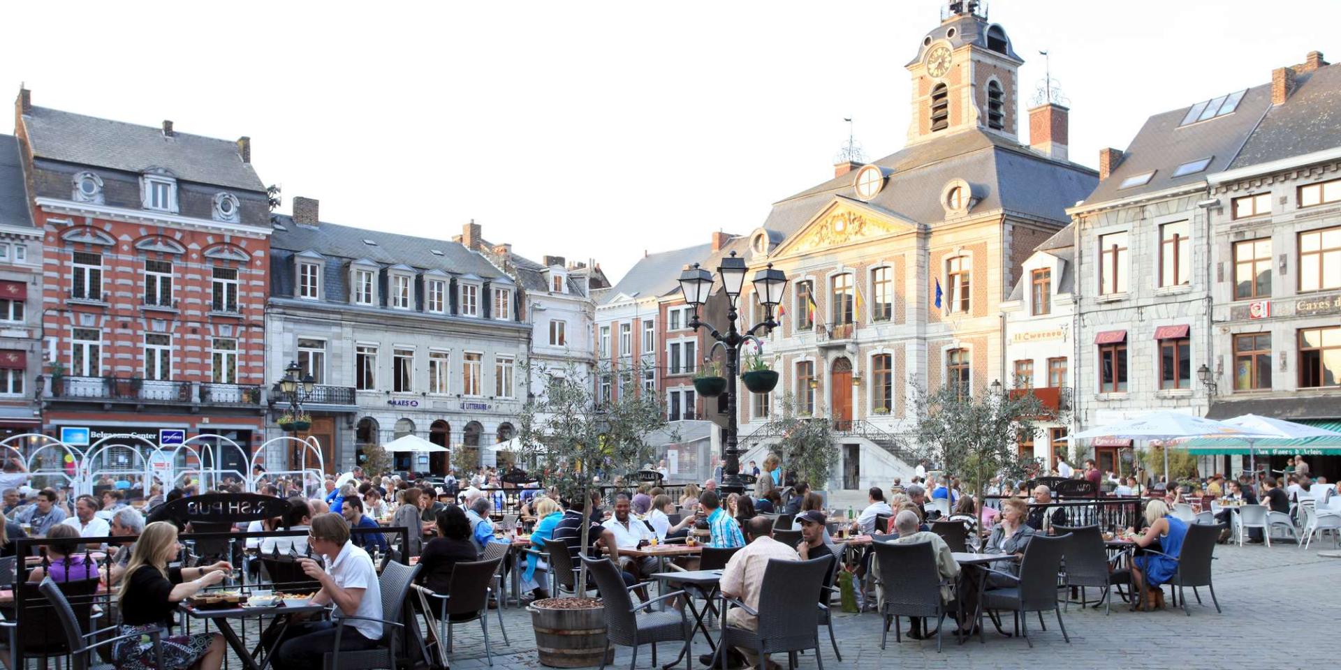 Terrasses sur la grand-place de Huy