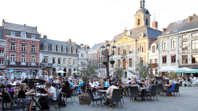 Terrasses sur la grand-place de Huy