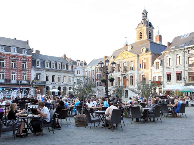 Terrasses sur la grand-place de Huy