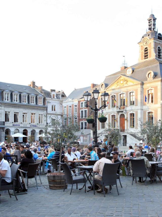 Terrasses sur la grand-place de Huy