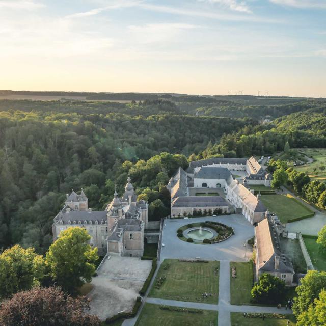 Vue aérienne sur le château de Modave