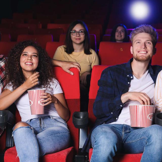 cinéma, couple, popcorn