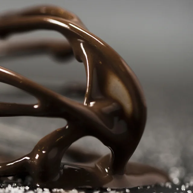 gros-plan-fouet-avec-du-chocolat-fondu-et-du-sucre.jpg