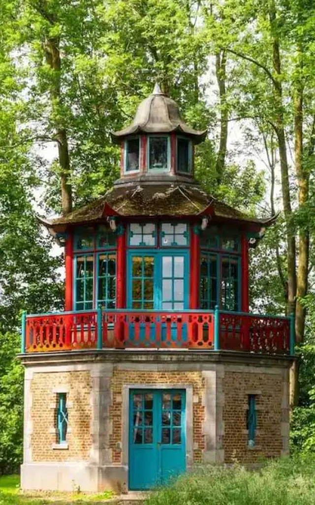 Au cœur du parc boisé du Château de Waleffe se trouve le pavillon chinois. Construit en 1860, et reflétant une recherche de romantisme et d'exotisme orienté vers la Chine.