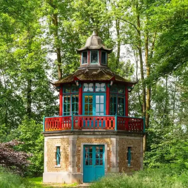 Au cœur du parc boisé du Château de Waleffe se trouve le pavillon chinois. Construit en 1860, et reflétant une recherche de romantisme et d'exotisme orienté vers la Chine.